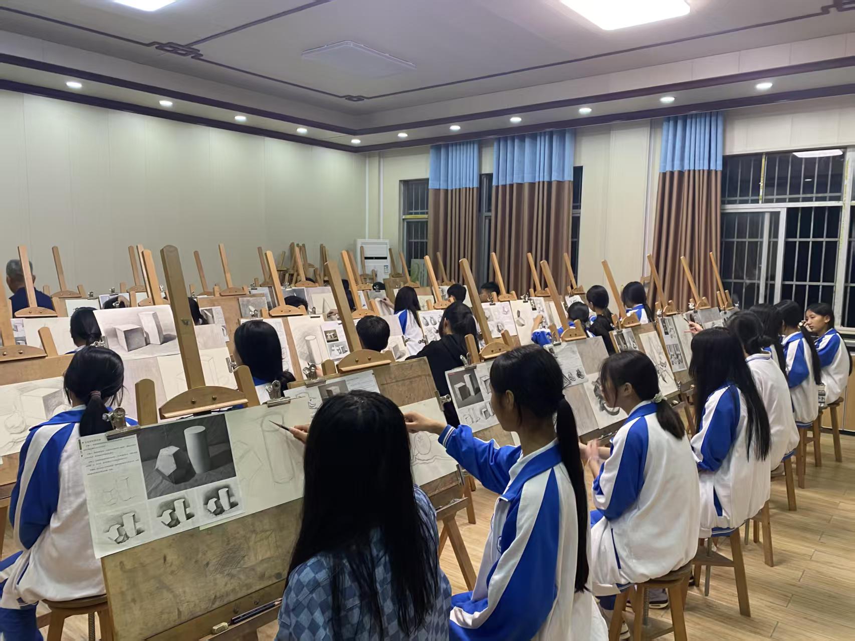 三亚育才学校非遗兴趣班正式开课。育才学校供图