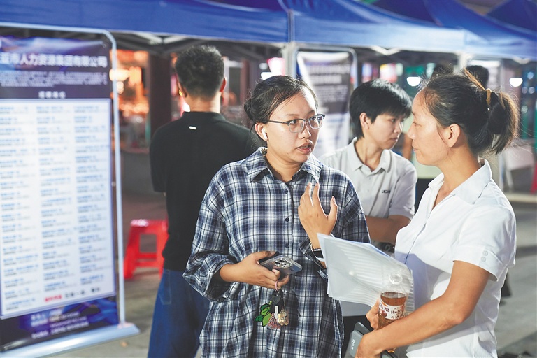 职引未来2026年全国城市联合招聘高校毕业生春季三亚夜市专场，求职者前来寻找心仪岗位。资料图 （王程龙 摄）