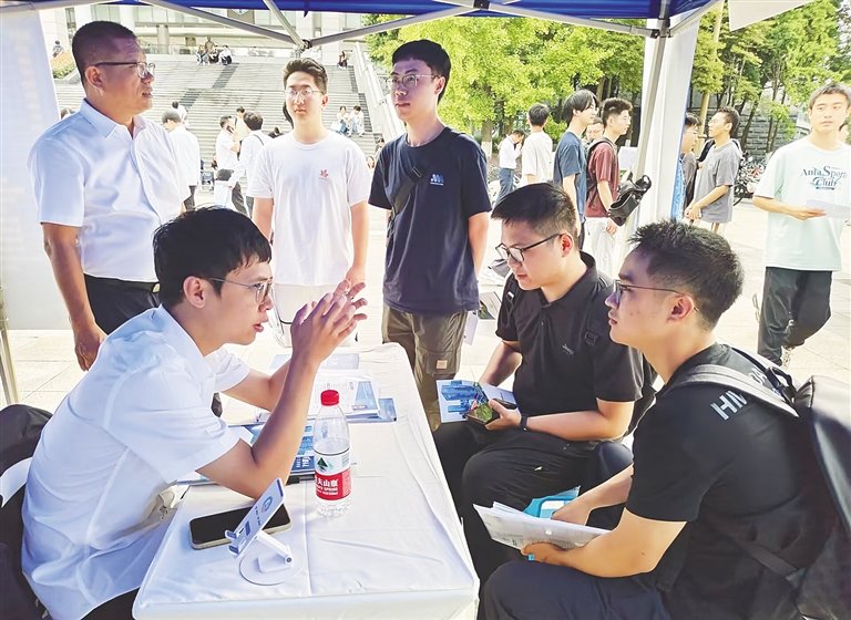 9月17日，在西南交通大学，海南用人单位工作人员与求职者互动交流。 海南日报全媒体记者 易宗平 摄