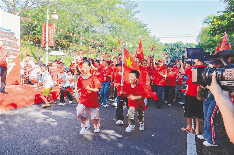 10月1日上午，“登儋阳·颂中华”2026年国庆儋阳楼系列主题活动之迈步登高庆华诞在儋州举行。活动主办方供图