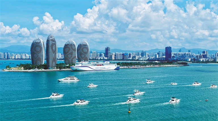 ③&nbsp;10月3日，三亚凤凰岛附近海域，游艇穿梭往来。新华社记者&nbsp;赵颖全&nbsp;摄