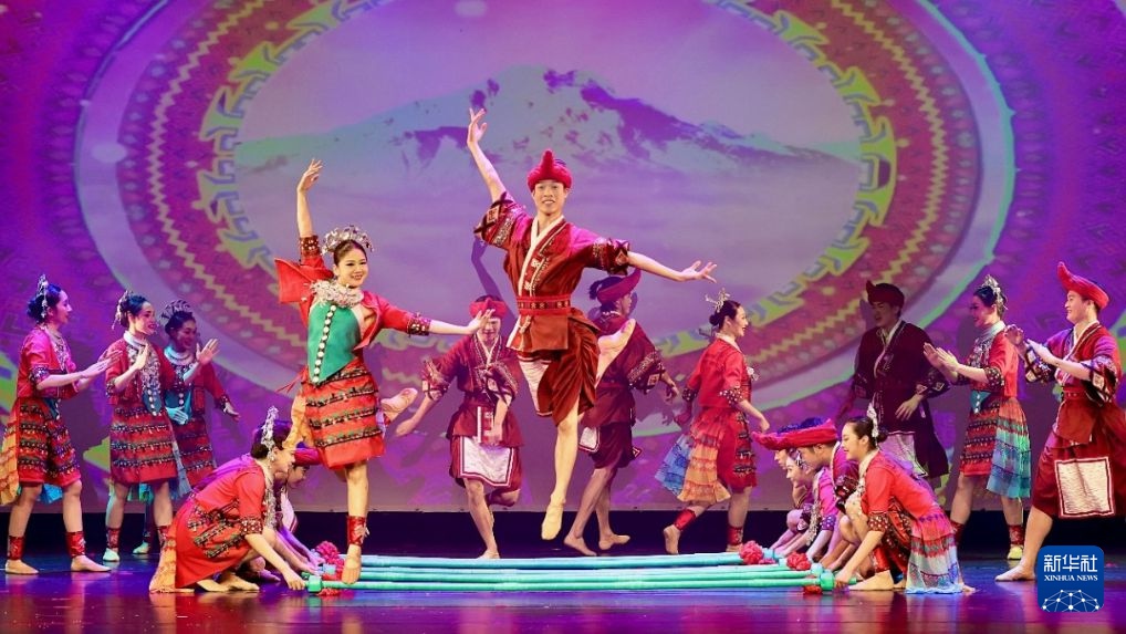 9月3日，演员在海南非物质文化遗产主题展上表演黎族打柴舞。新华社发