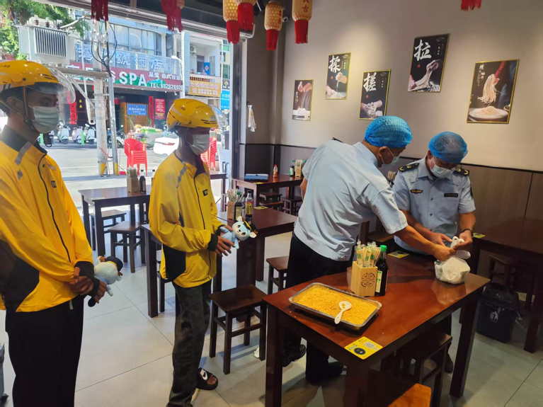 三亚市市场监督管理局天涯分局执法人员检查入网餐饮单位。三亚市市场监督管理局天涯分局供图