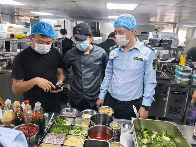 三亚市市场监督管理局天涯分局执法人员检查入网餐饮单位。三亚市市场监督管理局天涯分局供图