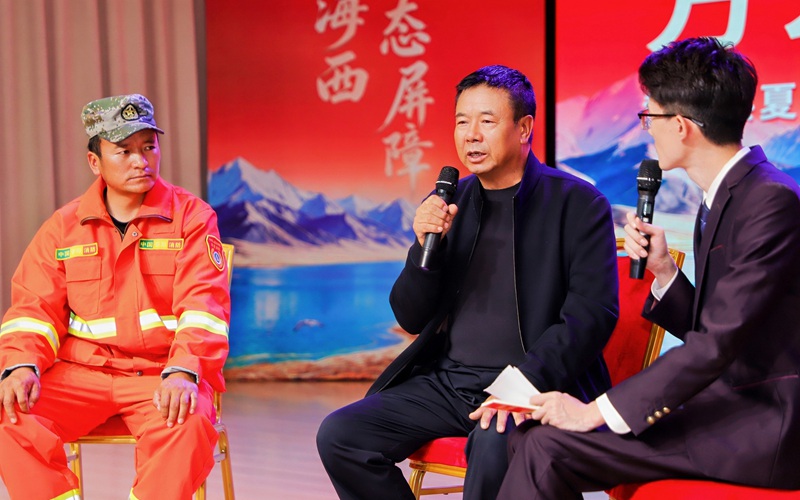在青海海西，同上一堂“瀚海植绿”的思政课