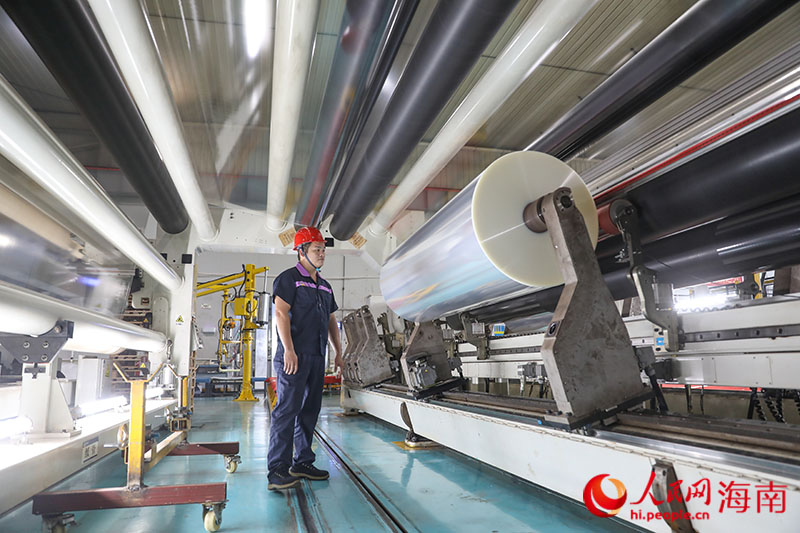 生产线上，工人正在忙碌。人民网记者 牛良玉摄