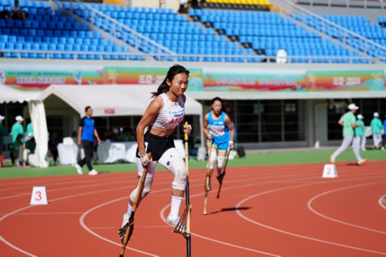 高脚竞速女子400米比赛。马那甫摄