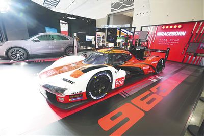 4月11日，摆在消博会展馆的保时捷跑车。海南日报全媒体记者 陈元才 摄