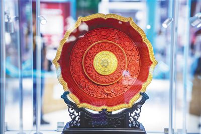 四月十一日，摆在消博会北京展区的《丝路绽放》雕漆赏盘。