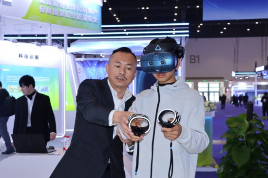 海航技术VR机务技能培训应用系统在第三届CATA航空大会中吸引了众多参展观众体验 海航技术VR机务技能培训应用系统在第三届CATA航空大会中吸引了众多参展观众体验