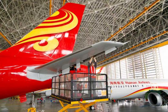 在一站式飞机维修产业基地定检机库,海航技术机务有序地开展维修工作 在一站式飞机维修产业基地定检机库,海航技术机务有序地开展维修工作