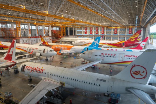 繁忙的一站式飞机维修产业基地定检机库 繁忙的一站式飞机维修产业基地定检机库