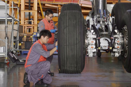 海航技术机务一丝不苟地执行飞机检修工作 海航技术机务一丝不苟地执行飞机检修工作