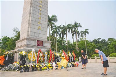 缅怀英烈 寄托哀思