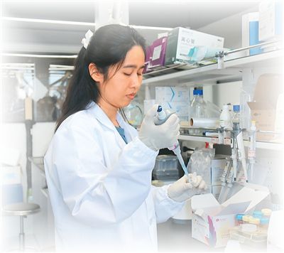 阿丽莎·吉迪功坤在实验室做实验。