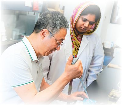 高学文（左）正在指导纳齐娅·伊什法克做实验。本文照片均为受访者供图